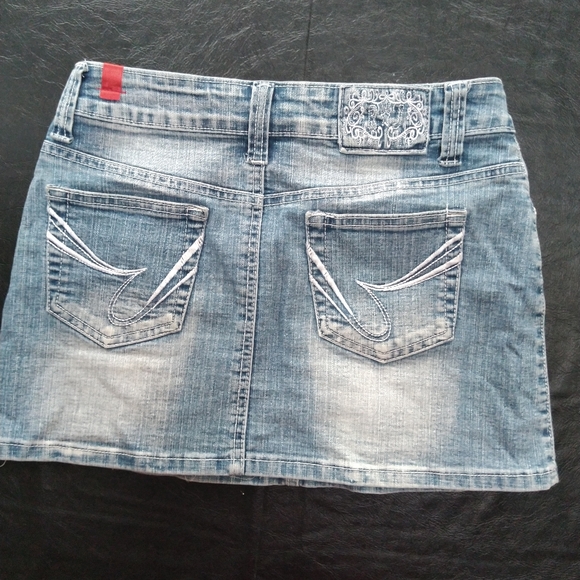 Jean mini skirt with flowery design - Picture 2 of 3